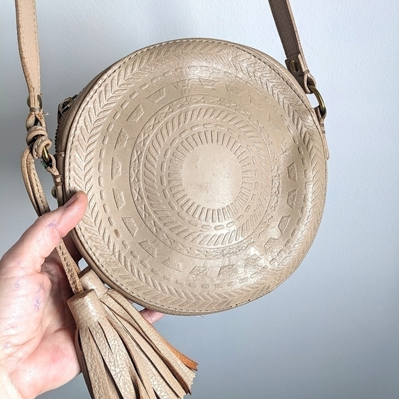 ISABELLA Fiore Nude Leather Round Canteen Crossbody Purse - Picture 1 of 14